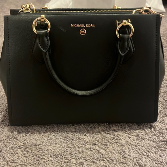 Michael Kors Handbags - NWOT- Michael Kors small leather Crossbody detachable strap